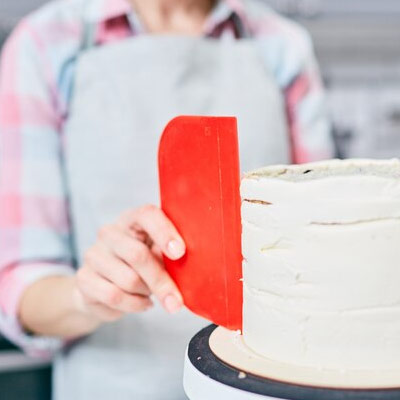 10 Essential Baking  Tools for Cakes
